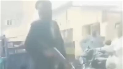 الأمن يفحص فيديو واقعة ظهور شخص يضرب نار من بندقية آلية بقنا