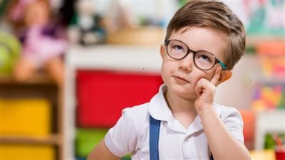 كيف تكتشف الأم ذكاء الطفل من تصرفاته اليومية..إشارات نمو وذكاء مبكر 