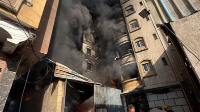 محافظ القاهرة يتابع حريق مخزن خردة بـ«سوق الترجمان» في بولاق أبو العلا