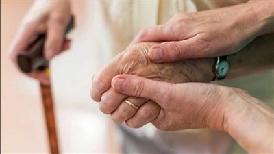 قانون رعاية المسنين يمنح إعفاءات في النقل والمرافق الثقافية.. اعرف التفاصيل