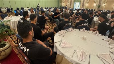 جلسة تحفيزية لخالد فتحي مع منتخب ناشئي اليد قبل مواجهة أيسلندا بالمونديال