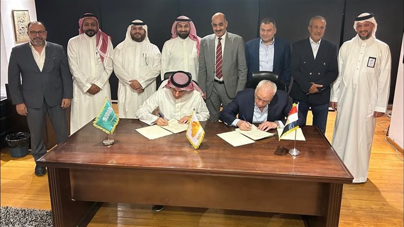 جانب من توقيع العقد