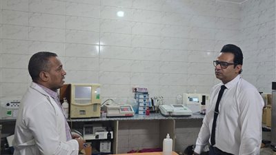 جولة مفاجئة لوكيل صحة سوهاج على مستشفى طما المركزي بعد منتصف الليل