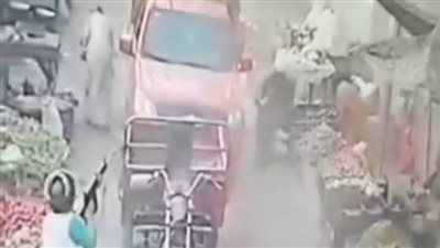 البائعين فروا هاربين.. فيديو جديد لصدام وعصابته بسوق الجمعة بدشنا 