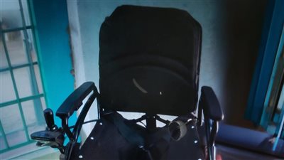 محافظ أسيوط يستجيب لنداء مواطن بالبداري ويوجه بتسليم كرسي كهربائي له 