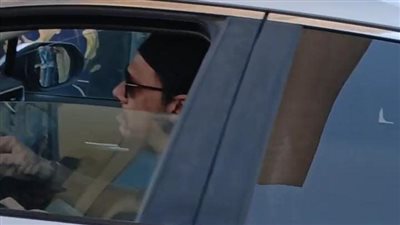 وصول الفنان حمزة العيلي إلي صلاة جنازة مدير التصوير تيمور تيمور