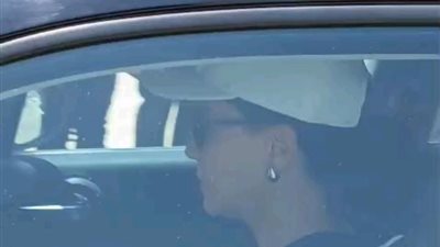 بكاب ونضارة شمس .. وفاء عامر في جنازة مدير التصوير تيمور تيمور