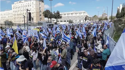 إعلام الإحتلال : مظاهرات في أكثر من 350 موقعا وإغلاق عشرات الطرق بإسرائيل