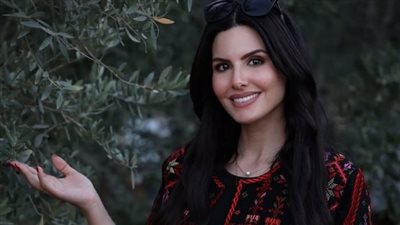 من فلسطين إلى العالم نادين أيوب تتألق بالأزياء التراثية بملكة جمال الكون