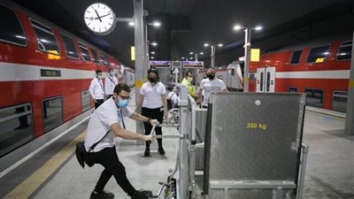 شلل في سكك الحديد الإسرائيلية.. قطار بضائع يصطدم بالكابلات ويتسبب بخسائر ضخمة