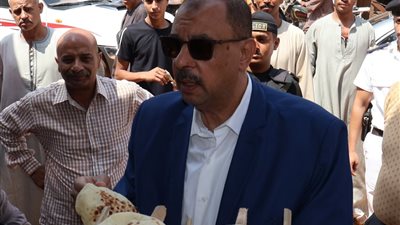 في جولة مفاجئة.. محافظ سوهاج يتفقد أسواق ومواقف المنشاة