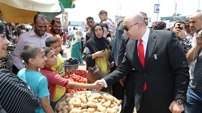 محافظ بني سويف يتفقد الأسواق لضمان توافر واستقرار أسعار السلع الأساسية