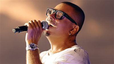 عمرو دياب ينشر صور من حفله بالساحل الشمالي: ليلة تاريخية