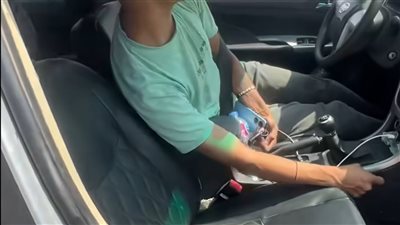 راكب يكشف واقعة خطيرة لسائق في شركة سيارات خاصة يدخن مخدرات أثناء القيادة 