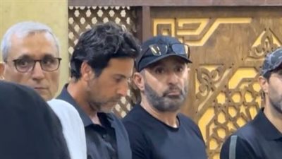 أحمد السقا وريهام عبد الغفور أول الحاضرين في عزاء تيمور تيمور |صور 