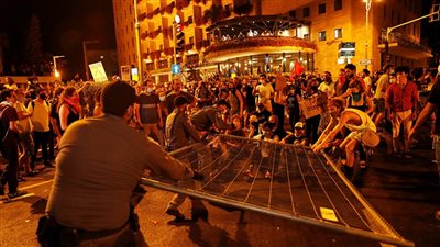 عشرات الآلاف يتظاهرون في تل أبيب احتجاجًا على الحرب في غزة| فيديو