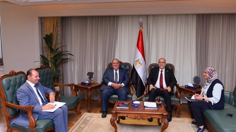 وزير العمل يستقبل