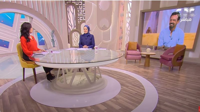 الإعلامية منى عبد