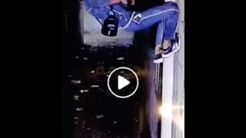 اللص أثناء تسلق المواسير