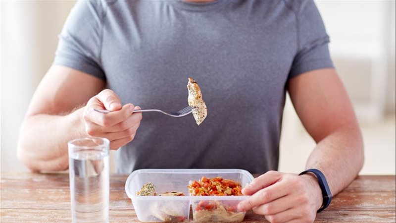 أضرار شرب الماء أثناء