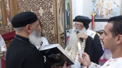 مطران دشنا يلقي عظة عن 