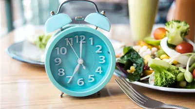 أفضل وقت لتناول الطعام يوميًا للحفاظ على الوزن والصحة 