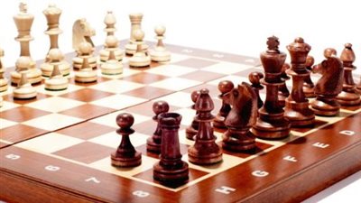 ما حكم اللعب بالشطرنج ..وهل يختلف حكمه عن اللعب بالنرد عند الفقهاء؟ 