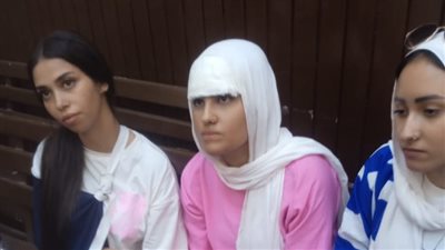 وصول المجني عليهن أولى جلسات محاكمة المتهمين بمطاردة فتيات طريق الواحات |صور