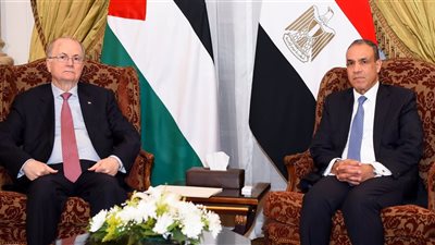 رئيس الوزراء الفلسطيني ووزير الخارجية المصري يصلان إلى معبر رفح البري