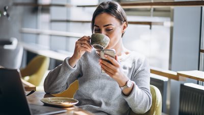 القهوة تحسن المزاج صباحاً:كيف يجعل فنجانك الأول اليوم أكثر سعادة ويقظة 