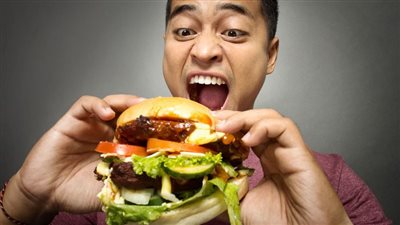 ما أهم آداب الطعام والشراب كما جاء بها الإسلام ..حكم مضغ الطعام بصوت مسموع؟