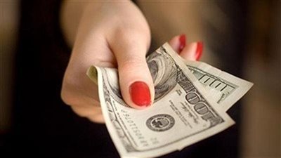 تصدق الزوجة من مال زوجها بدون إذنه.. ما الحكم؟ الإفتاء توضح 