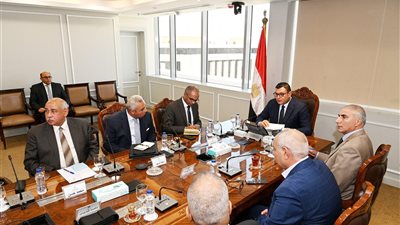 وزير الإسكان يصدر حزمة توجيهات لتأمين المنشآت وتعزيز السلامة والصحة المهنية