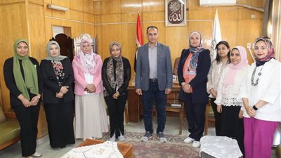 وكيل صحة بني سويف يجتمع بالكوادر النسائية ووفد اتحاد 