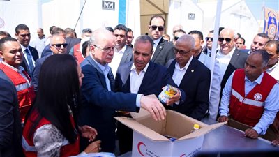 وزير الخارجية ورئيس الوزراء الفلسطيني يزوران “الهلال الأحمر المصري”