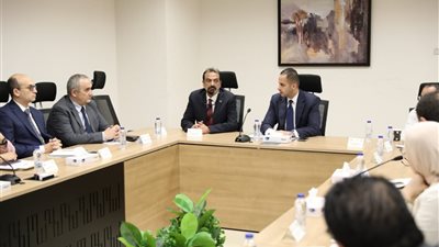 نائب وزير الصحة يترأس اجتماعًا لتطوير آليات معايير السلامة والصحة المهنية
