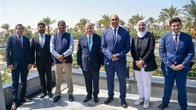 رئيس هيئة الدواء يجتمع مع سفير الهند بالقاهرة لبحث آليات تعزيز التعاون الدوائي