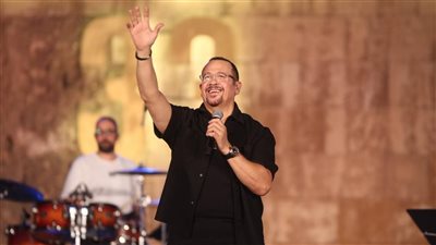 هشام عباس مع جمهوره علي جسر الذكريات وعلي شرف يحاور بيانو كايرو كافيه 