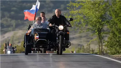 بوتين يفاجئ مواطنًا أمريكيًا بهدية دراجة نارية «أورال» في أنكوريدج