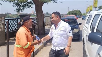 رئيس مدينة بنها يوزع زجاجات مياه باردة على عمال النظافة بالشوارع
