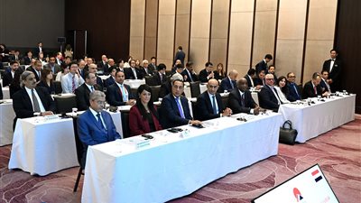 رئيس الوزراء يلتقي وزير الدولة للاقتصاد والتجارة والصناعة الياباني