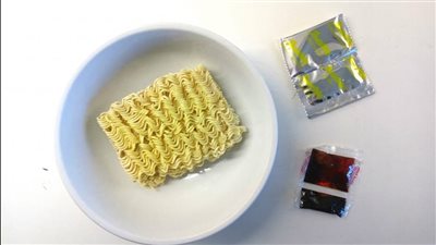 وفاة طفل بعد تناول 3 أكياس «إندومي» جافة.. والتحريات تكشف التفاصيل