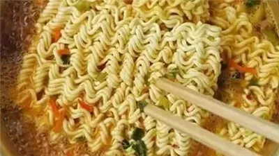 «مفيش حاجة اسمها موت بالإندومي».. طبيبة ترد على شائعة وفاة الطفل حمزة