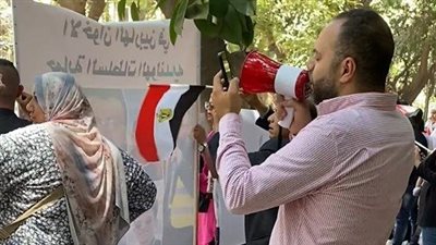 بعد حصار السفارة .. متظاهرون يهتفون: 