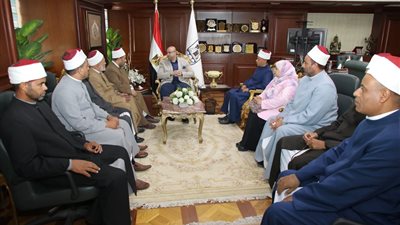 محافظ بني سويف يلتقى وفد مجمع البحوث الإسلامية لمتابعة سير العمل بالقافلة  