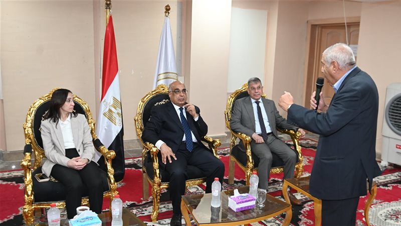 محافظ البحيرة ووزير