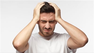 أسباب الصداع المفاجئ وأهم الأعراض التي لا يجب تجاهلها 