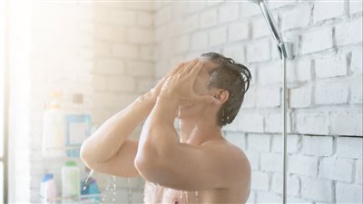 أخطر عادات الشتاء الصحية.. ماذا يحدث لجسمك عند الاستحمام بالماء البارد؟