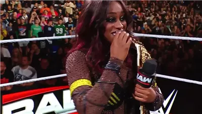 نعومي تفاجئ جمهور WWE بخبر حملها على الهواء مباشرة.. ماذا كان رد فعلها؟