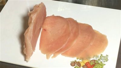 من فاهيتا إلى الشاروما.. طريقة عبقرية لتقطيع صدور الدجاج بسرعة وبدون فوضى